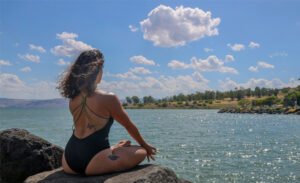 Mujer en la playa meditando