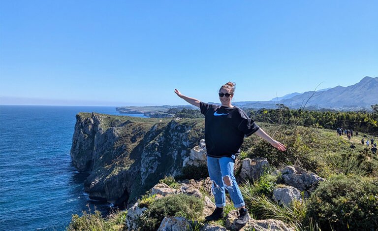 Mujer feliz en un acantilado