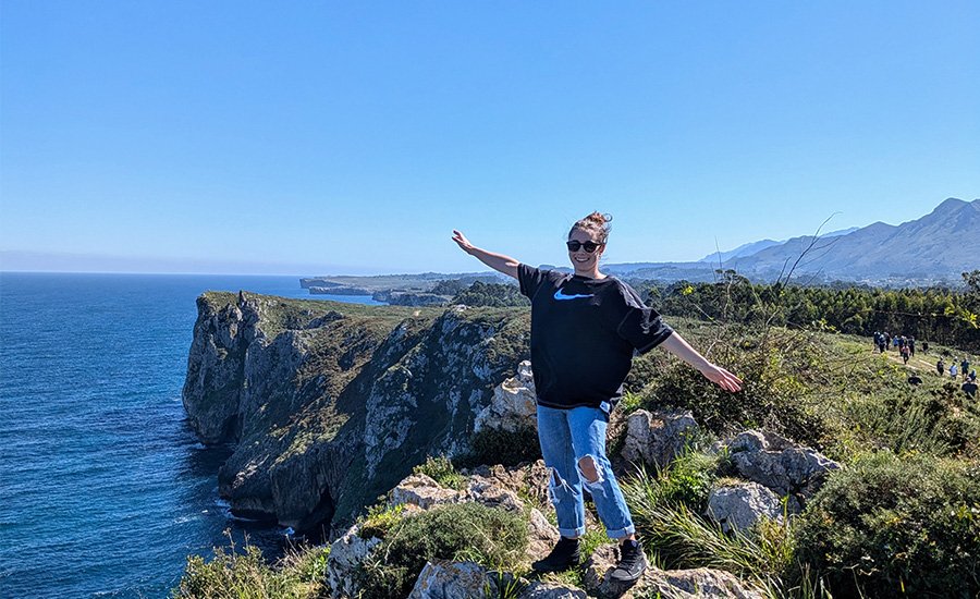 Mujer feliz en un acantilado