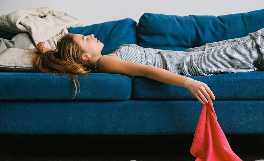 Mujer cansada tumbada en el sofa