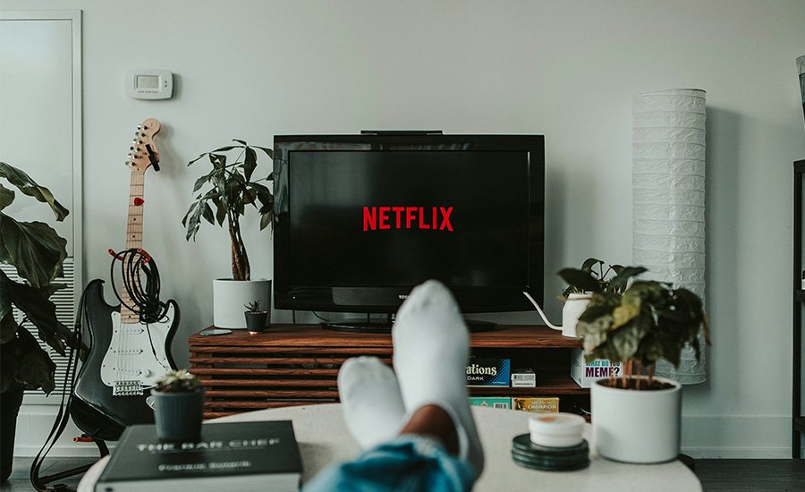 Televsión con netflix de fondo